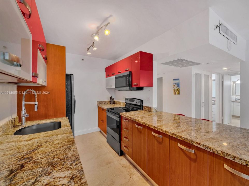 For Sale: $540,000 (1 beds, 1 baths, 865 Square Feet)