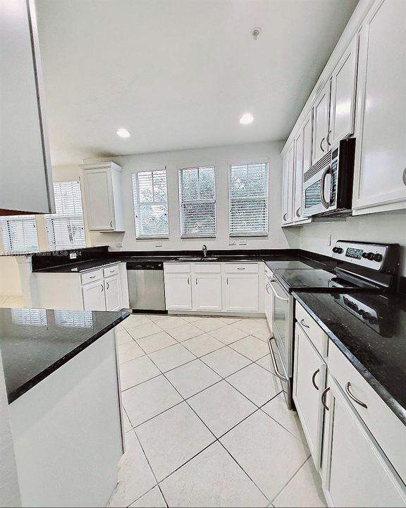 Recientemente alquilado: $3,900 (4 camas, 3 baños, 2285 Pies cuadrados)