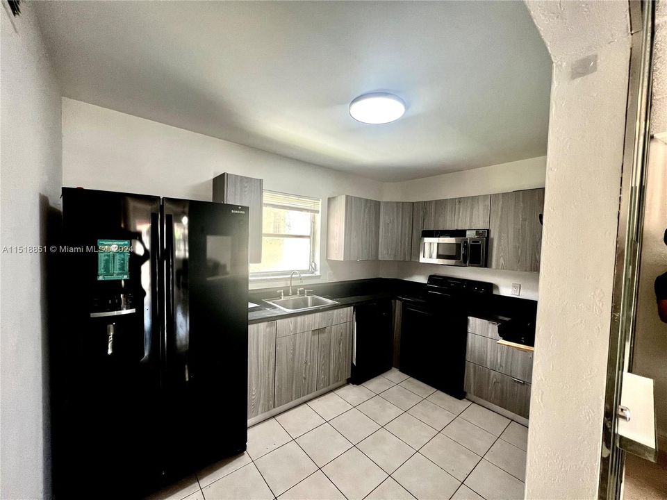 For Sale: $199,000 (2 beds, 2 baths, 870 Square Feet)