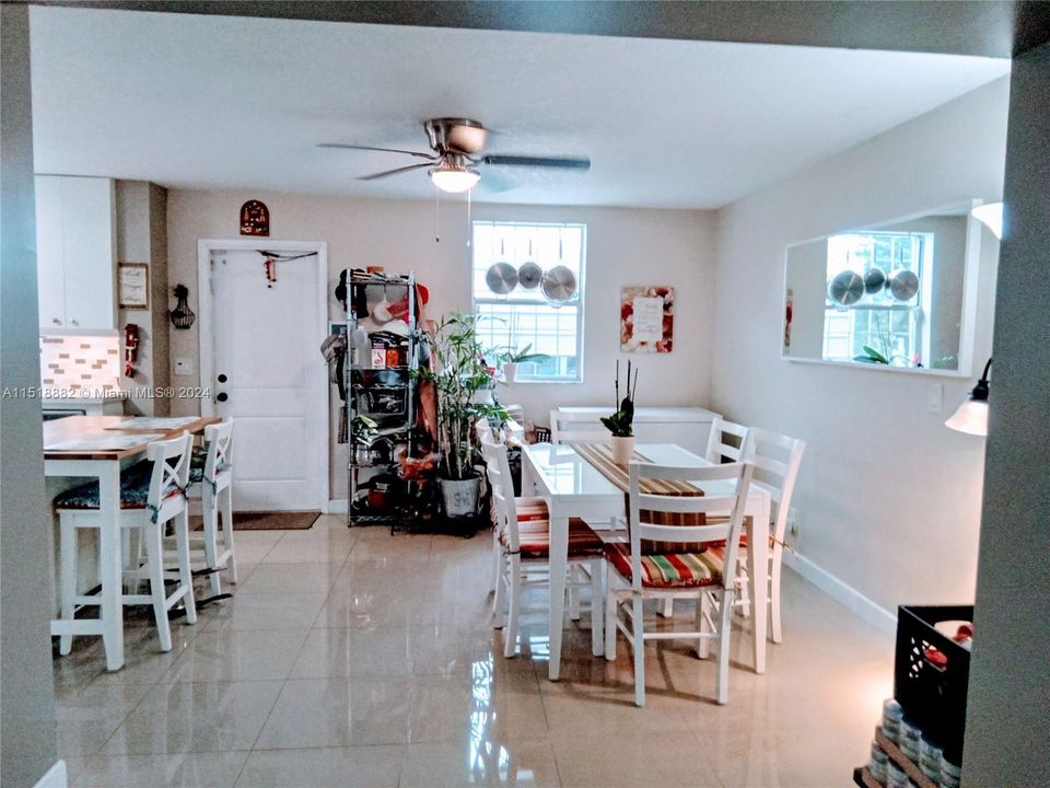 Activo con contrato: $472,000 (4 camas, 2 baños, 2915 Pies cuadrados)