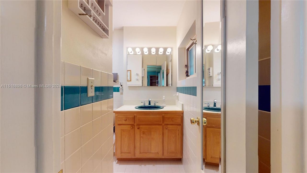 Recently Sold: $600,000 (4 beds, 2 baths, 1656 Square Feet)