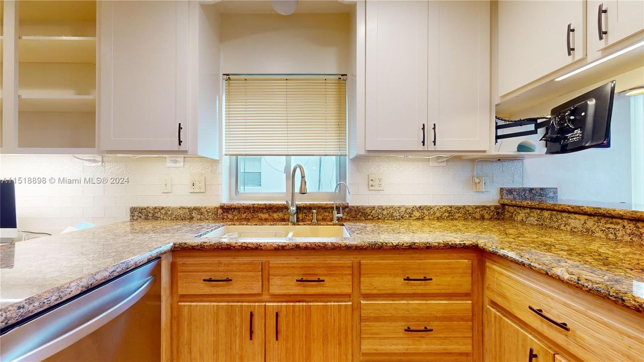 Recently Sold: $600,000 (4 beds, 2 baths, 1656 Square Feet)