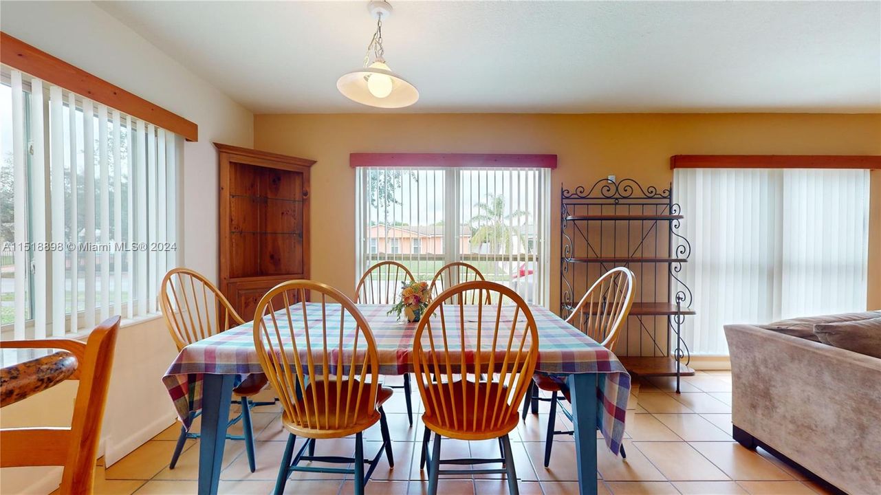 Recently Sold: $600,000 (4 beds, 2 baths, 1656 Square Feet)