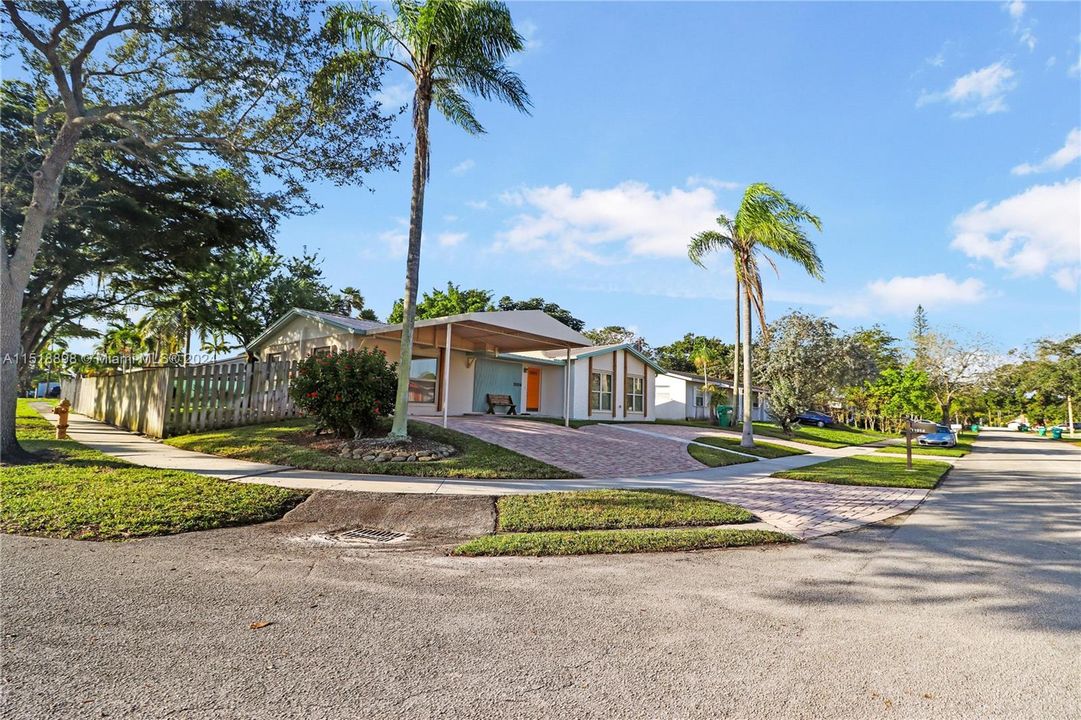 Recently Sold: $600,000 (4 beds, 2 baths, 1656 Square Feet)