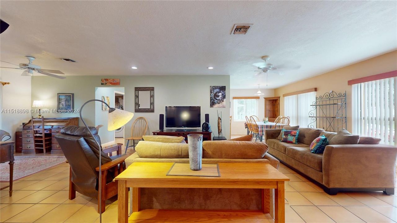 Recently Sold: $600,000 (4 beds, 2 baths, 1656 Square Feet)