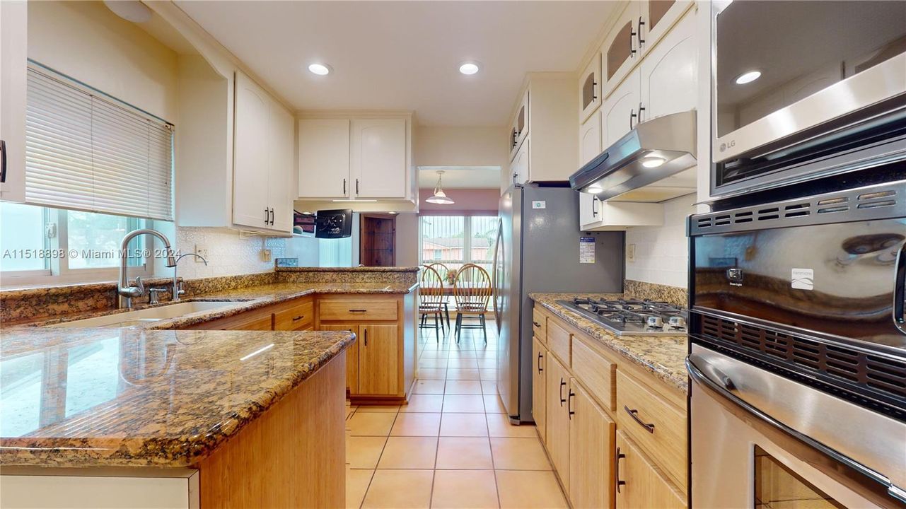 Recently Sold: $600,000 (4 beds, 2 baths, 1656 Square Feet)