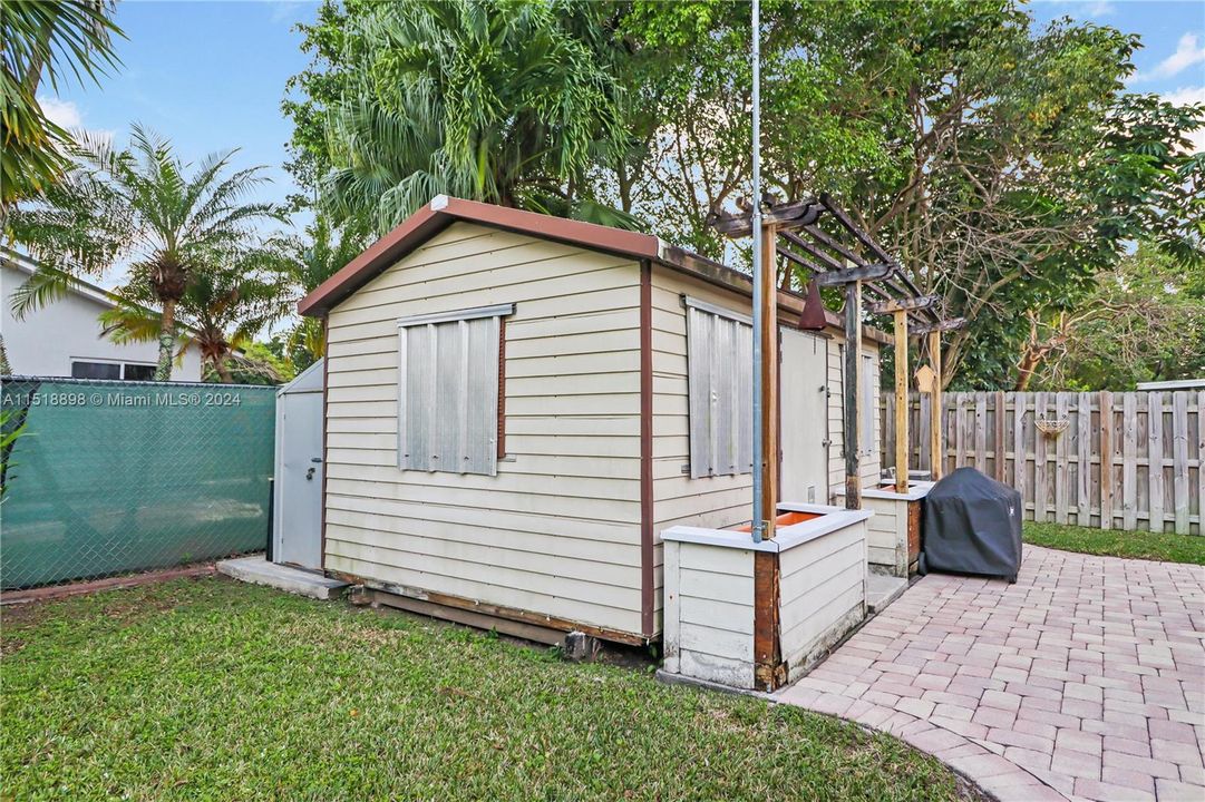 Recently Sold: $600,000 (4 beds, 2 baths, 1656 Square Feet)