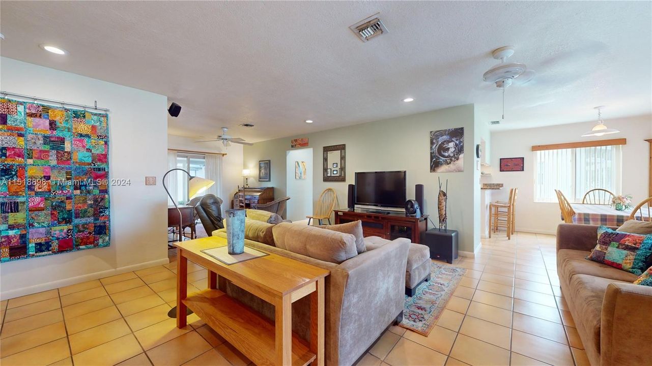 Recently Sold: $600,000 (4 beds, 2 baths, 1656 Square Feet)