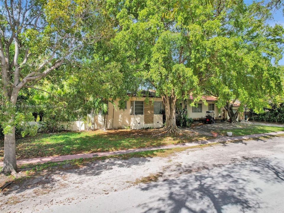 Active With Contract: $4,400,000 (5 beds, 4 baths, 3903 Square Feet)