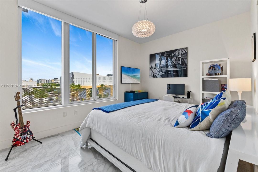 For Sale: $1,250,000 (2 beds, 2 baths, 981 Square Feet)