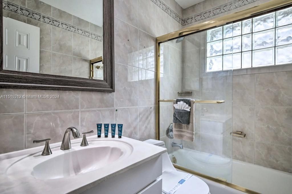 Recently Sold: $699,900 (3 beds, 2 baths, 1675 Square Feet)