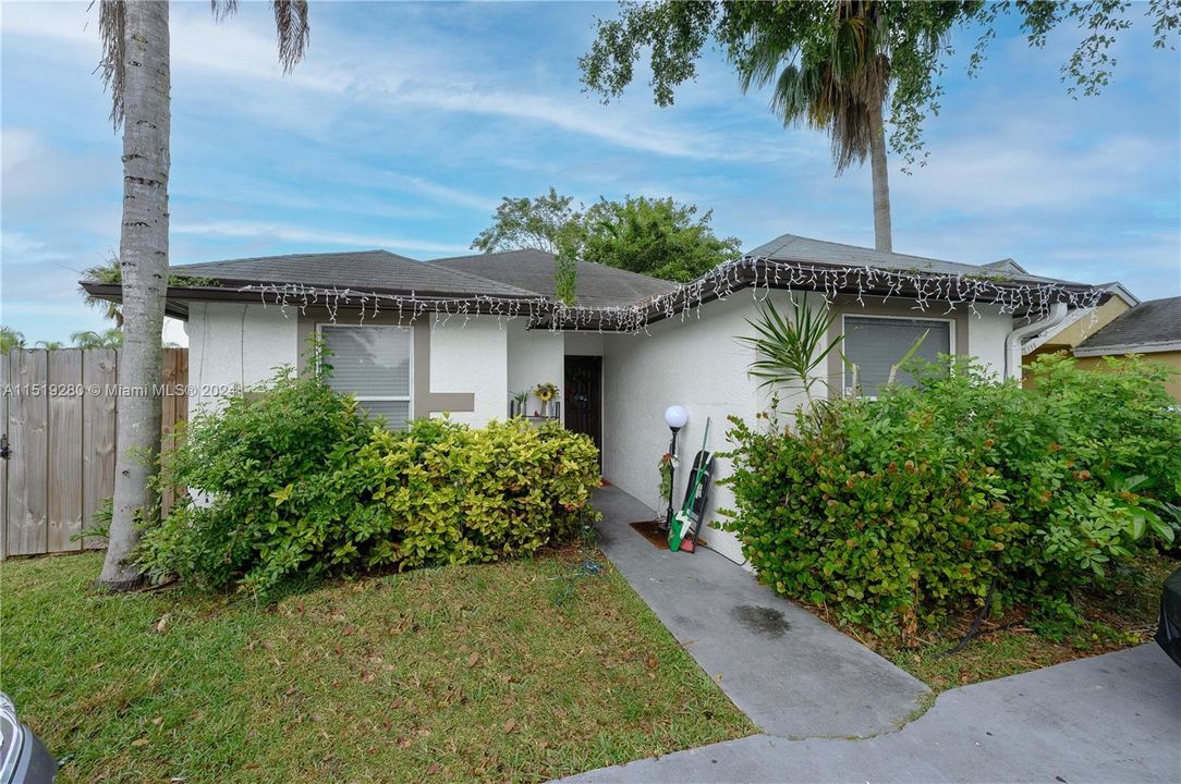 For Sale: $399,999 (4 beds, 2 baths, 1116 Square Feet)