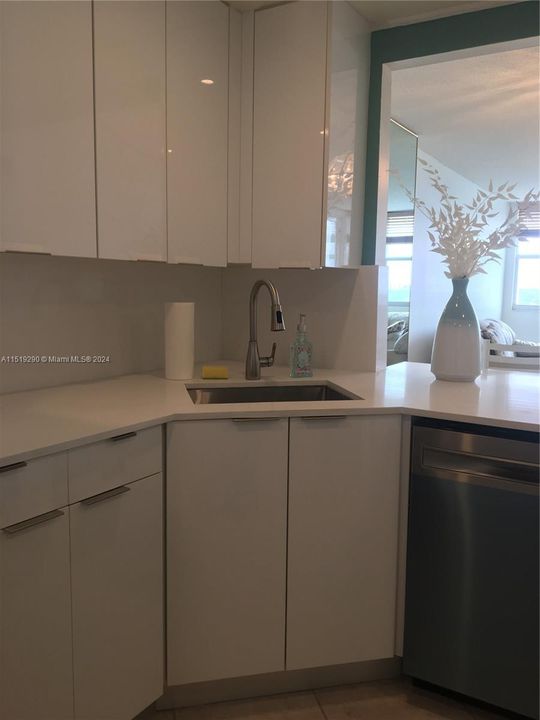 Recently Rented: $2,200 (1 beds, 1 baths, 928 Square Feet)