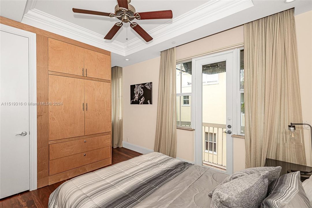 Recently Sold: $1,225,000 (3 beds, 3 baths, 1900 Square Feet)