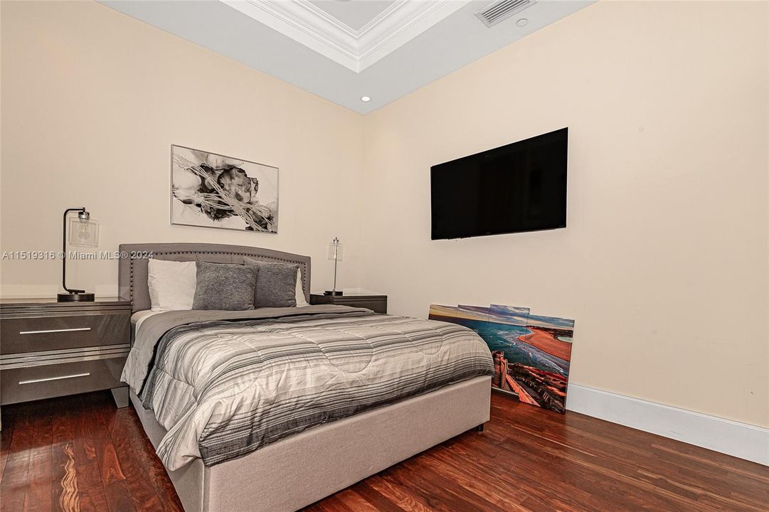 Recently Sold: $1,225,000 (3 beds, 3 baths, 1900 Square Feet)