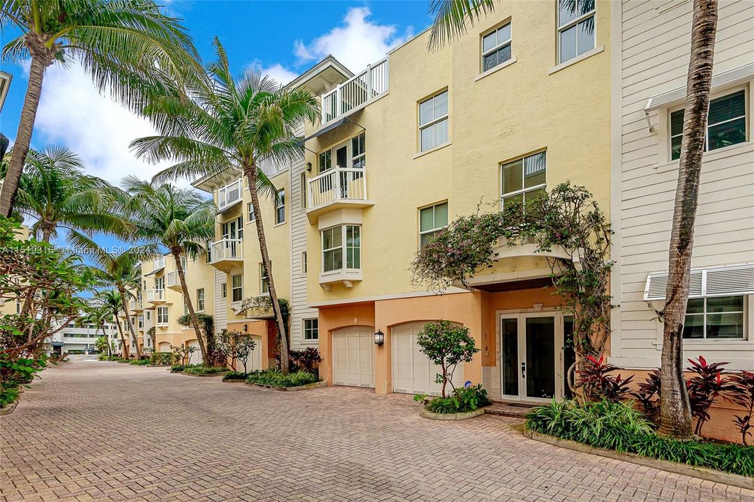 Recently Sold: $1,225,000 (3 beds, 3 baths, 1900 Square Feet)