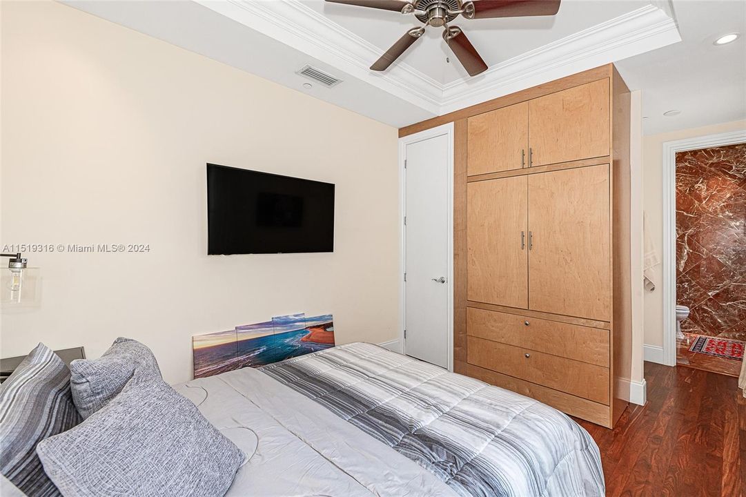 Recently Sold: $1,225,000 (3 beds, 3 baths, 1900 Square Feet)