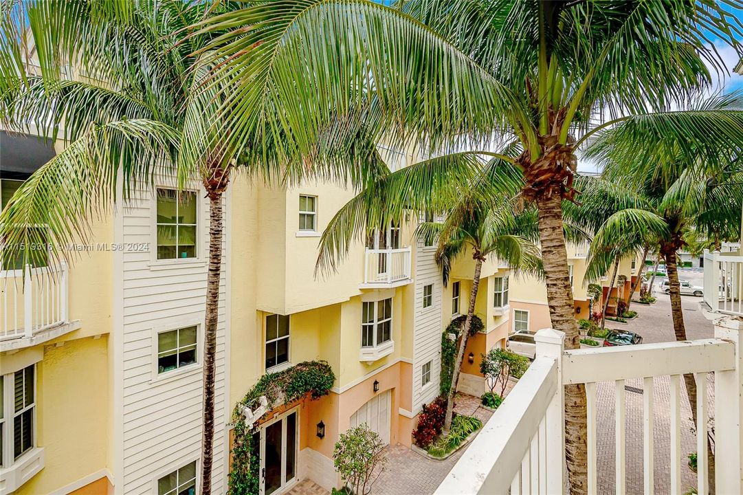 Recently Sold: $1,225,000 (3 beds, 3 baths, 1900 Square Feet)