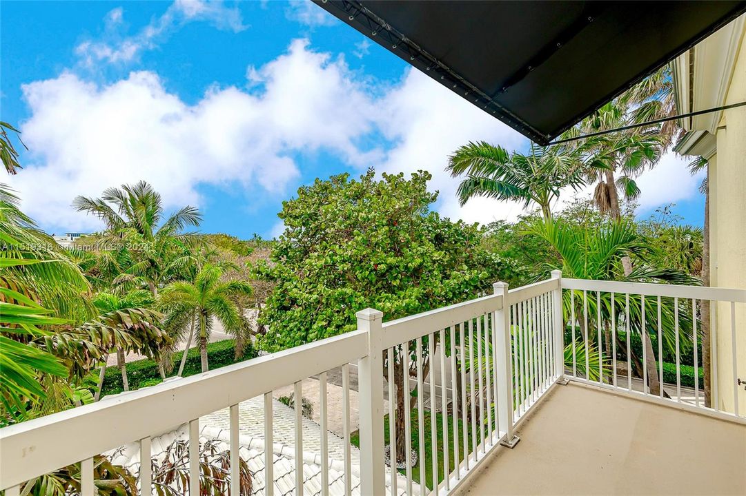 Recently Sold: $1,225,000 (3 beds, 3 baths, 1900 Square Feet)