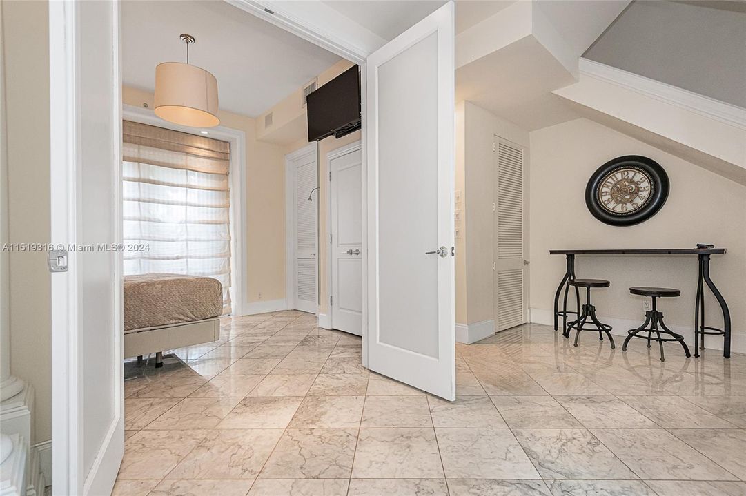 Recently Sold: $1,225,000 (3 beds, 3 baths, 1900 Square Feet)