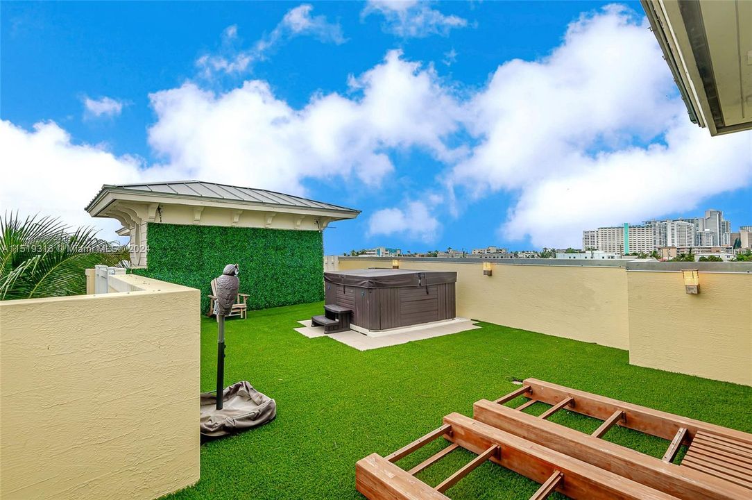 Recently Sold: $1,225,000 (3 beds, 3 baths, 1900 Square Feet)