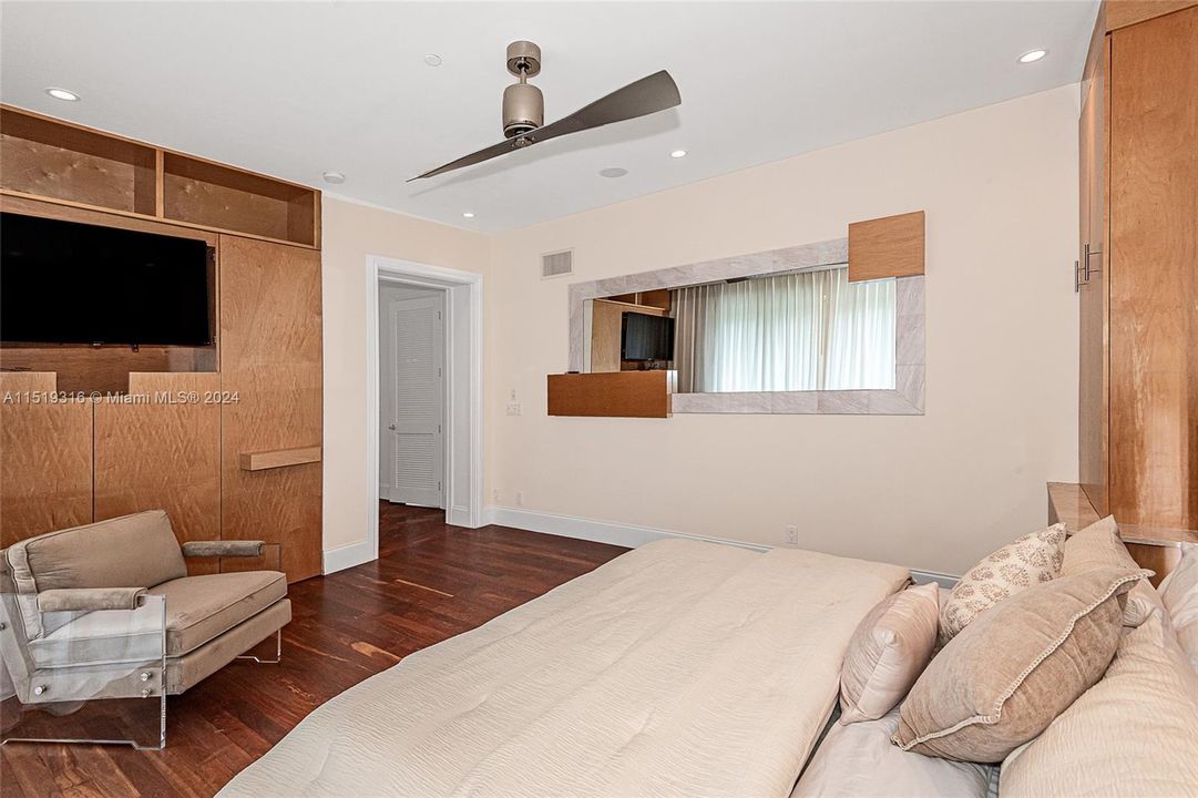 Recently Sold: $1,225,000 (3 beds, 3 baths, 1900 Square Feet)