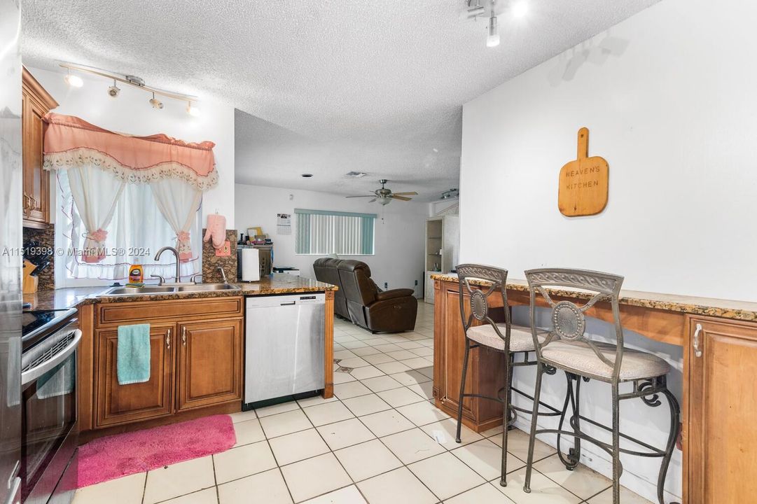 Vendido Recientemente: $479,000 (3 camas, 2 baños, 1604 Pies cuadrados)