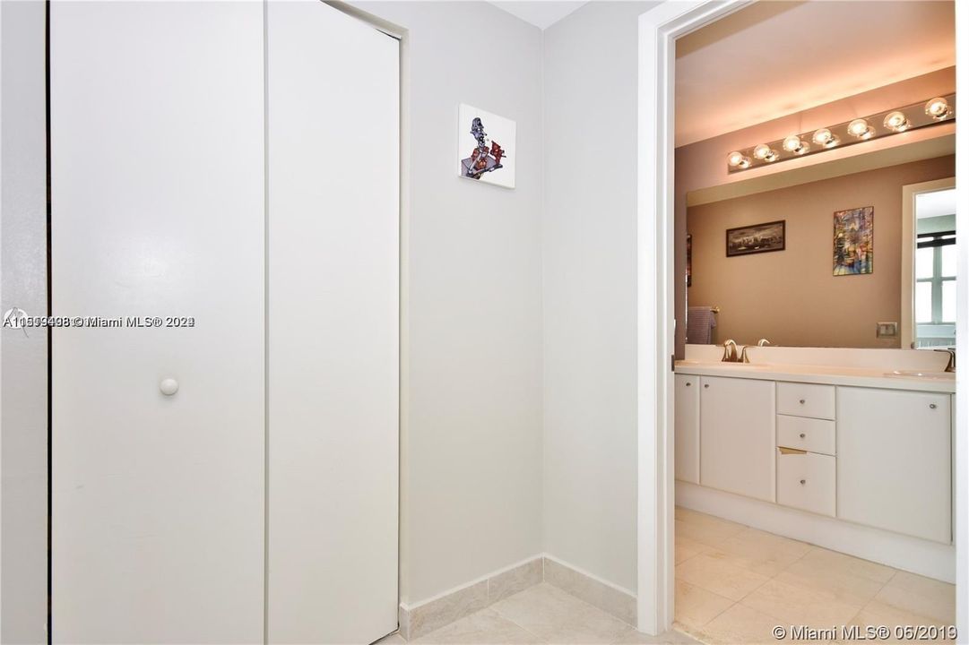 最近租的: $4,000 (2 贝兹, 2 浴室, 1140 平方英尺)