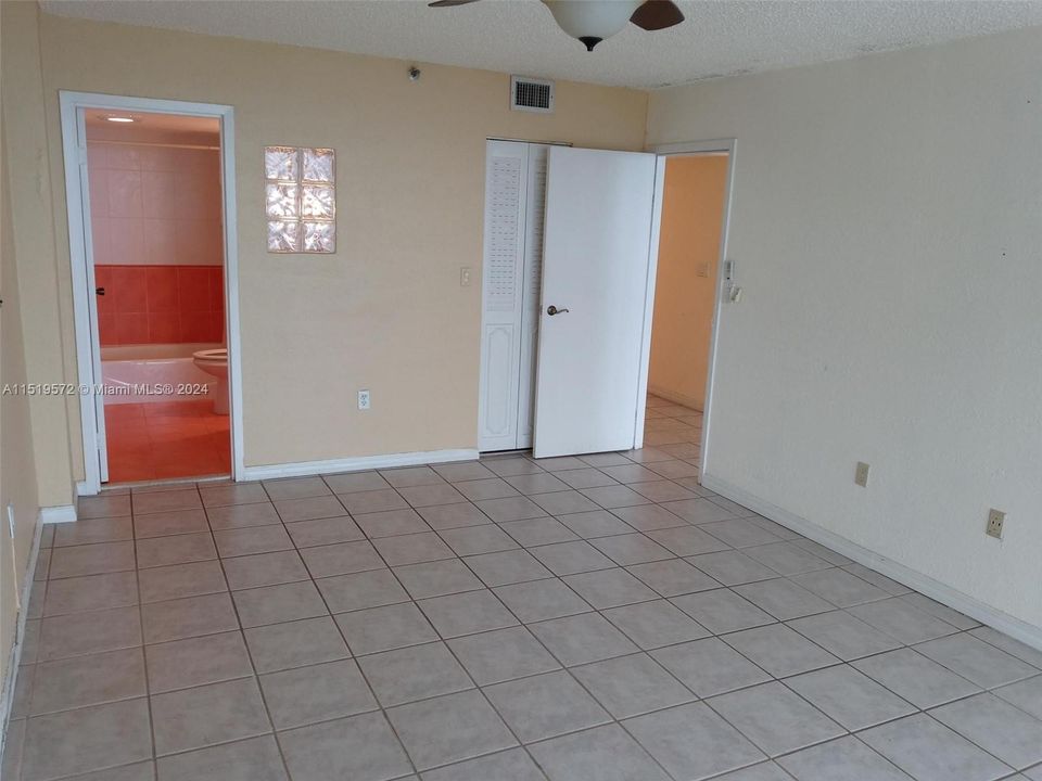 For Sale: $369,000 (1 beds, 1 baths, 800 Square Feet)