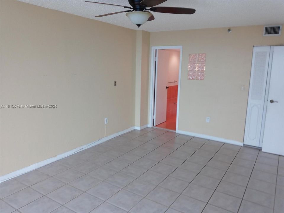 For Sale: $369,000 (1 beds, 1 baths, 800 Square Feet)