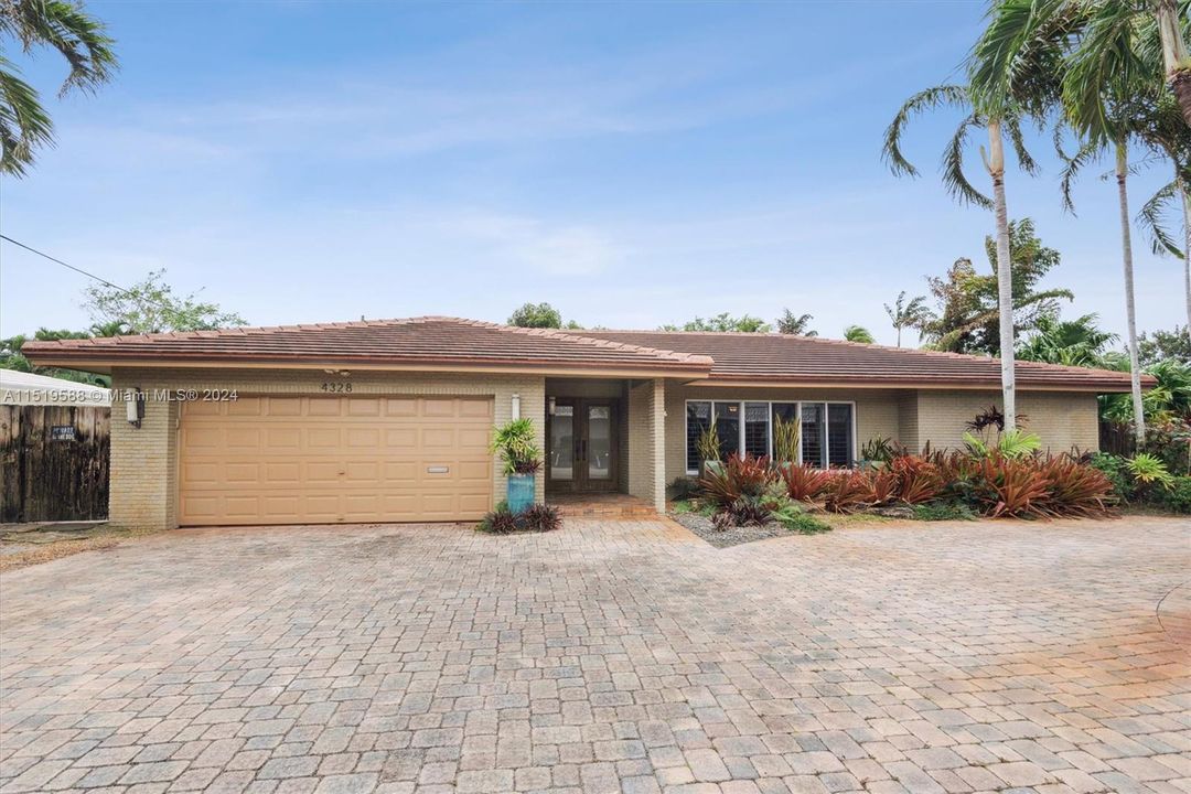 Recently Sold: $995,000 (4 beds, 3 baths, 1901 Square Feet)