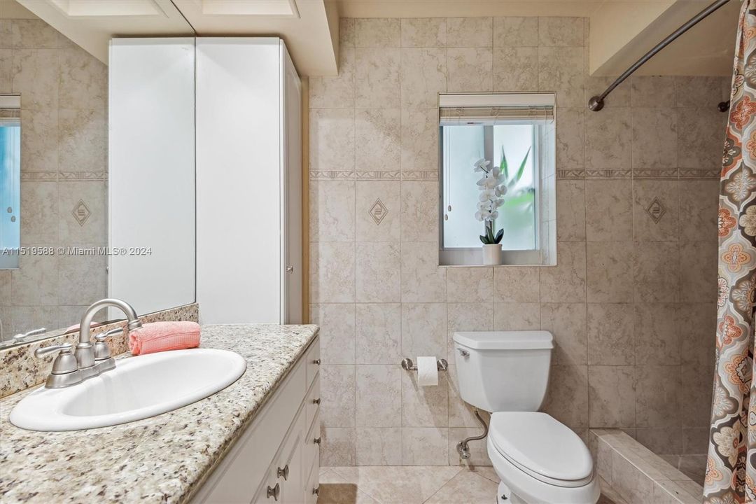 Recently Sold: $995,000 (4 beds, 3 baths, 1901 Square Feet)