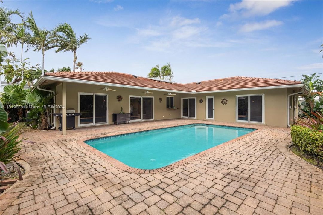 Recently Sold: $995,000 (4 beds, 3 baths, 1901 Square Feet)