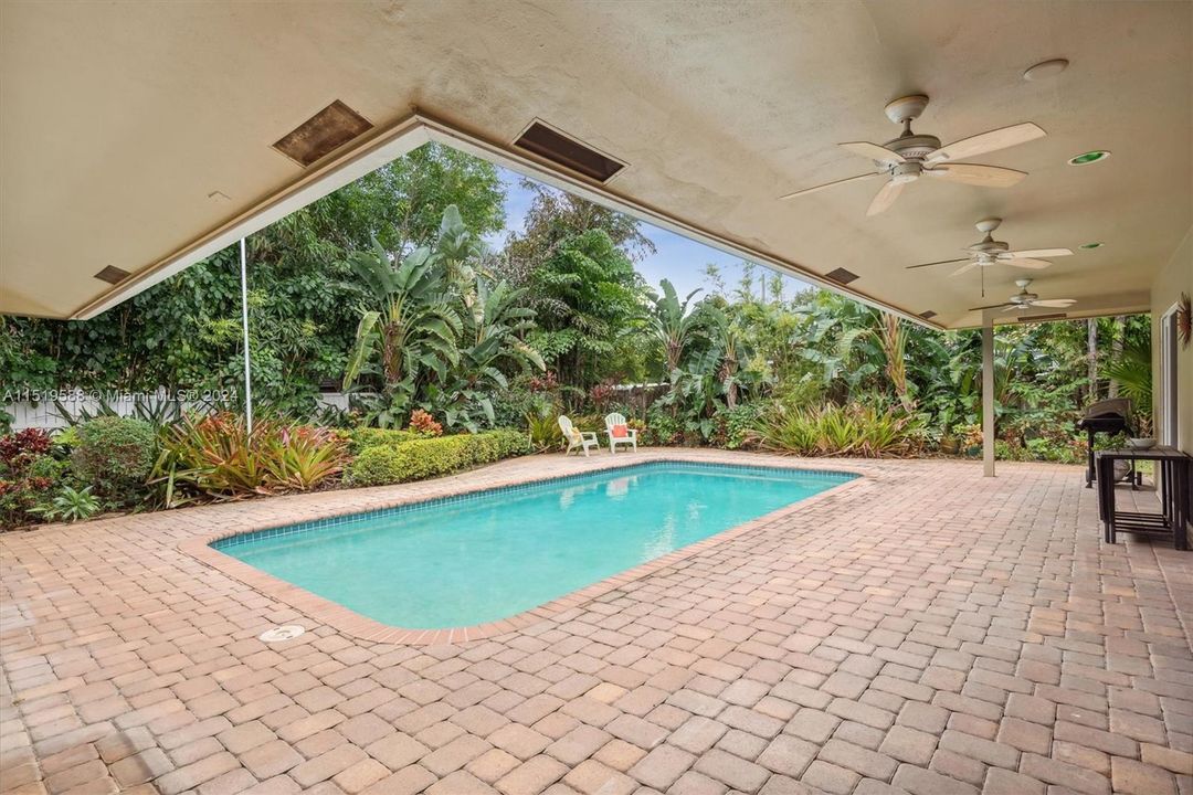 Recently Sold: $995,000 (4 beds, 3 baths, 1901 Square Feet)