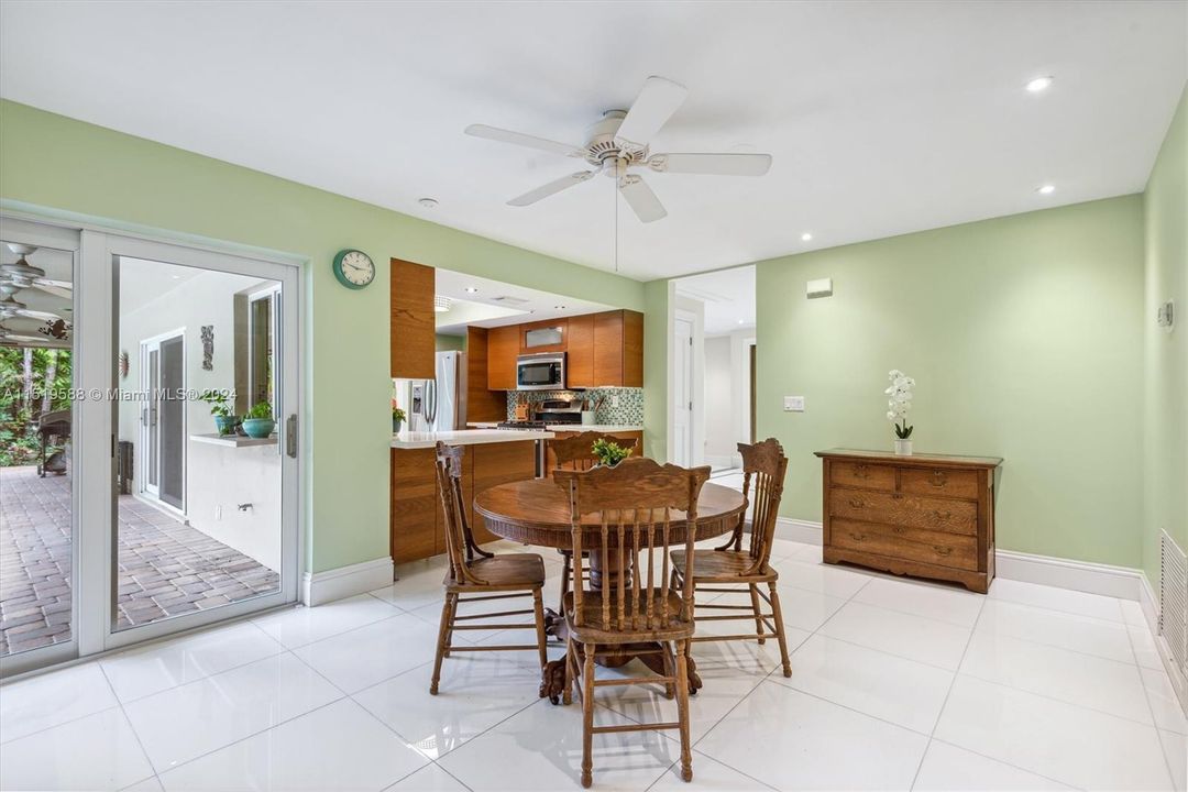 Recently Sold: $995,000 (4 beds, 3 baths, 1901 Square Feet)