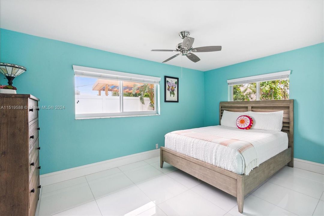 Recently Sold: $995,000 (4 beds, 3 baths, 1901 Square Feet)