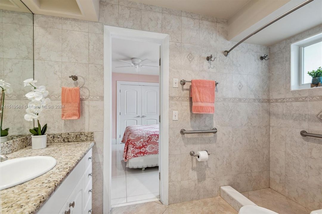 Recently Sold: $995,000 (4 beds, 3 baths, 1901 Square Feet)