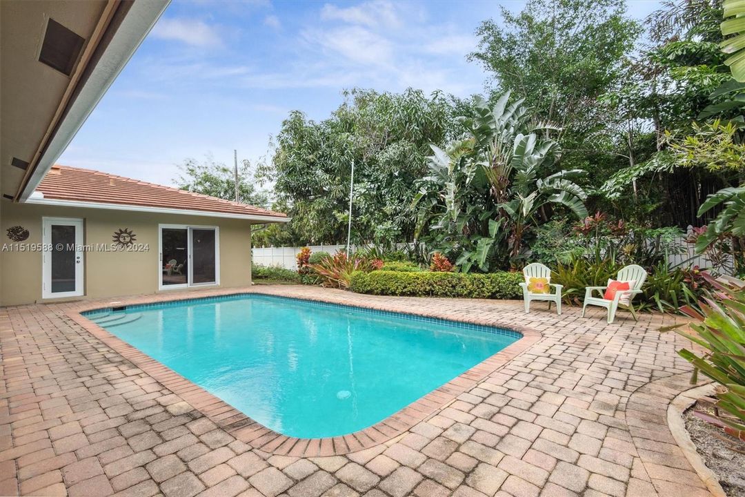 Recently Sold: $995,000 (4 beds, 3 baths, 1901 Square Feet)