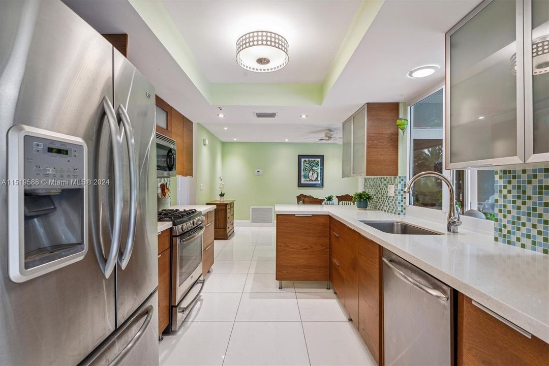 Recently Sold: $995,000 (4 beds, 3 baths, 1901 Square Feet)