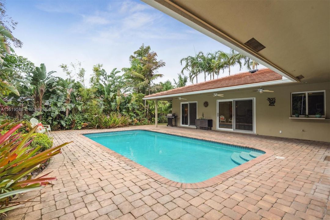 Recently Sold: $995,000 (4 beds, 3 baths, 1901 Square Feet)