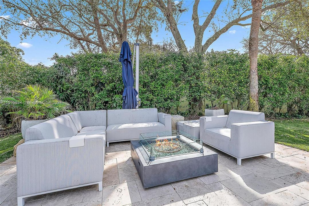 Recently Sold: $2,100,000 (2 beds, 2 baths, 1886 Square Feet)