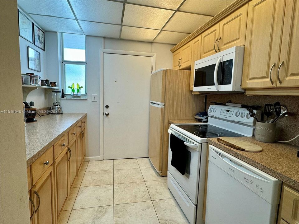 For Sale: $195,000 (1 beds, 1 baths, 865 Square Feet)