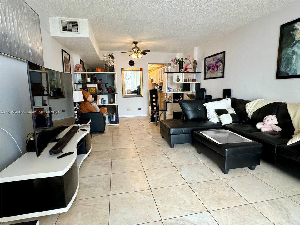 Active With Contract: $195,000 (1 beds, 1 baths, 865 Square Feet)