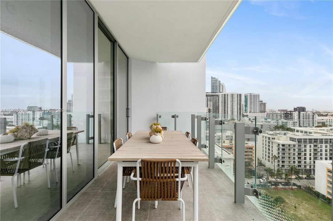 Recently Sold: $1,090,000 (2 beds, 2 baths, 1080 Square Feet)