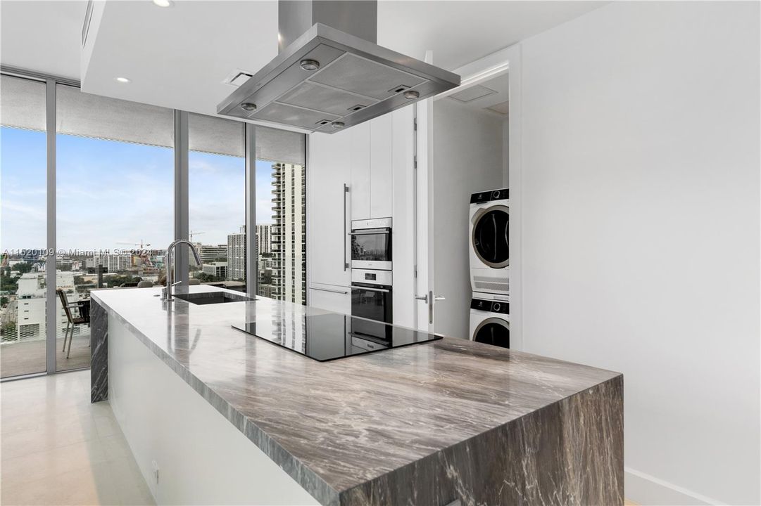 Recently Sold: $1,090,000 (2 beds, 2 baths, 1080 Square Feet)