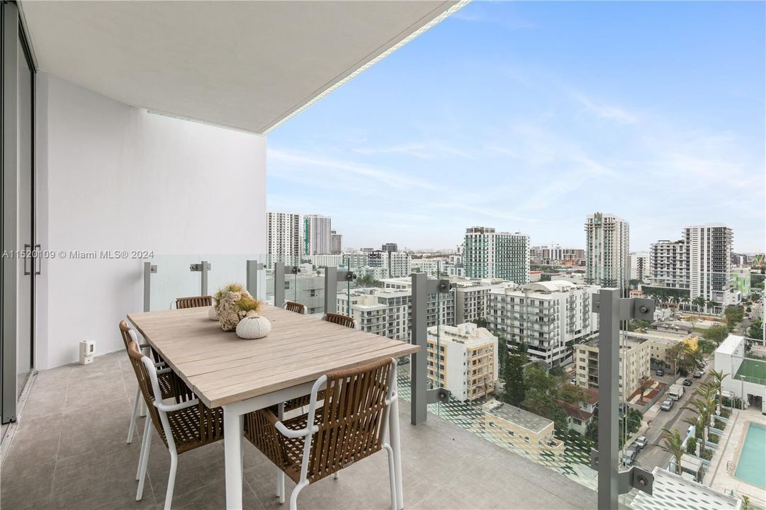 Recently Sold: $1,090,000 (2 beds, 2 baths, 1080 Square Feet)