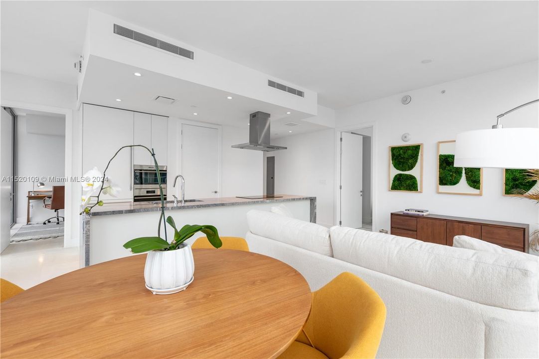 Recently Sold: $1,090,000 (2 beds, 2 baths, 1080 Square Feet)