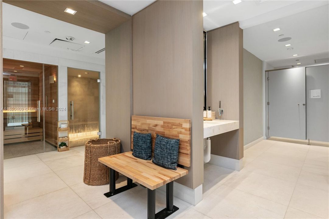 Recently Sold: $1,090,000 (2 beds, 2 baths, 1080 Square Feet)