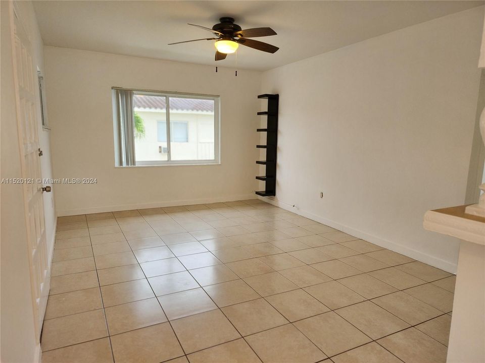 Active With Contract: $179,000 (1 beds, 1 baths, 589 Square Feet)
