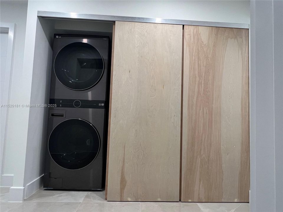 For Sale: $870,000 (4 beds, 3 baths, 2400 Square Feet)